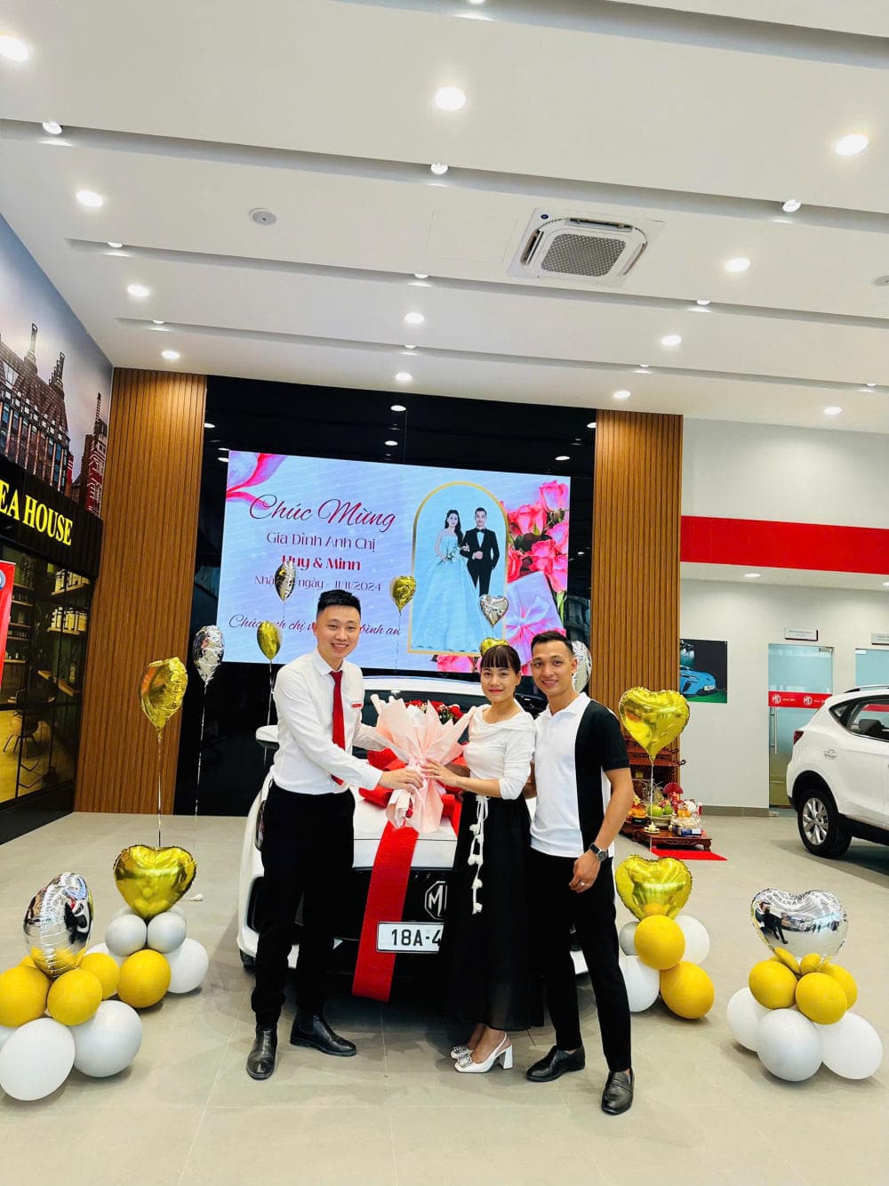 Niềm vui rạng rỡ của khách hàng khi nhận xe MG #11